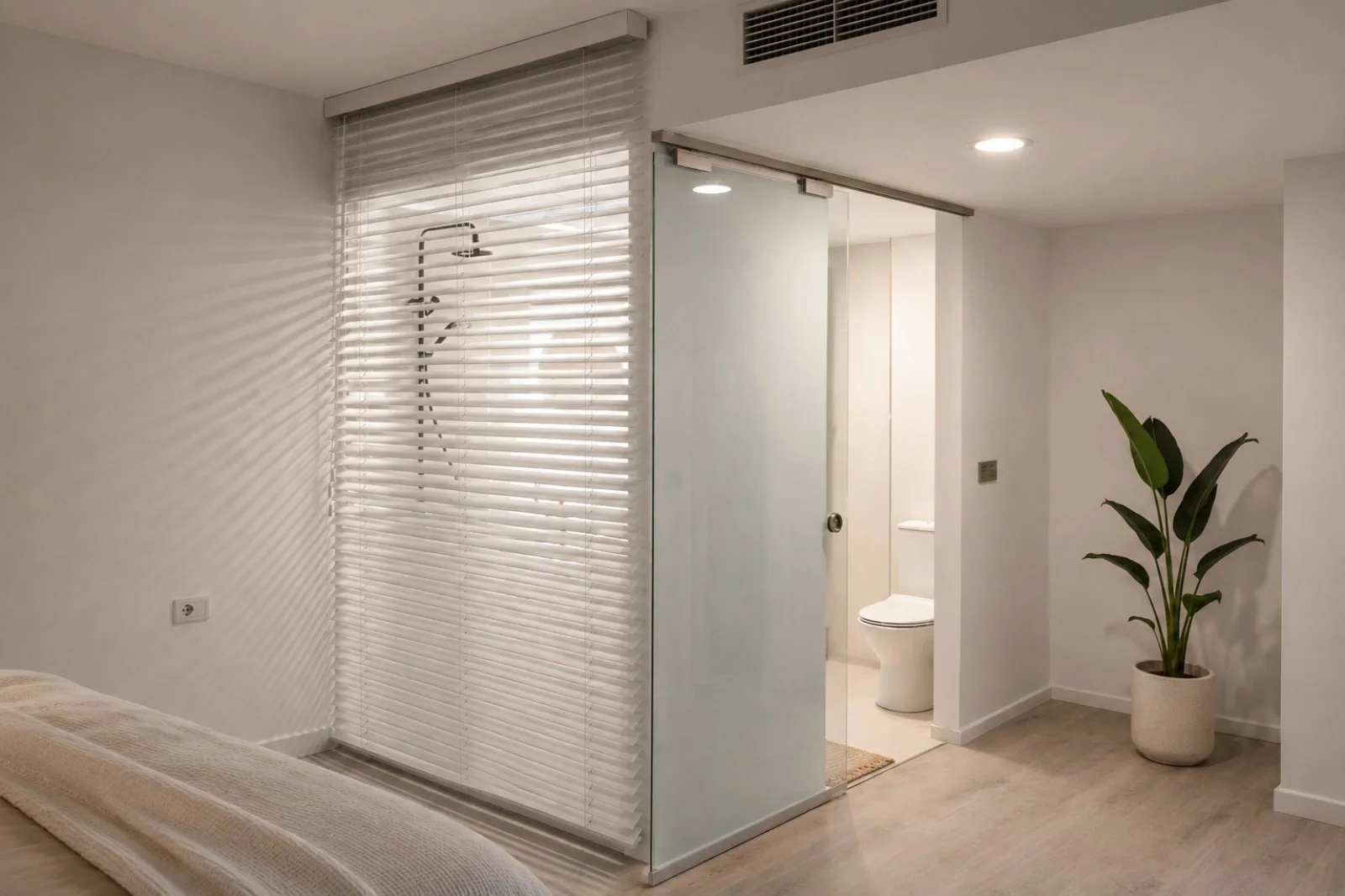 Dormitorio de Casa Yin Yang con cerramiento de vidrio y baño integrado