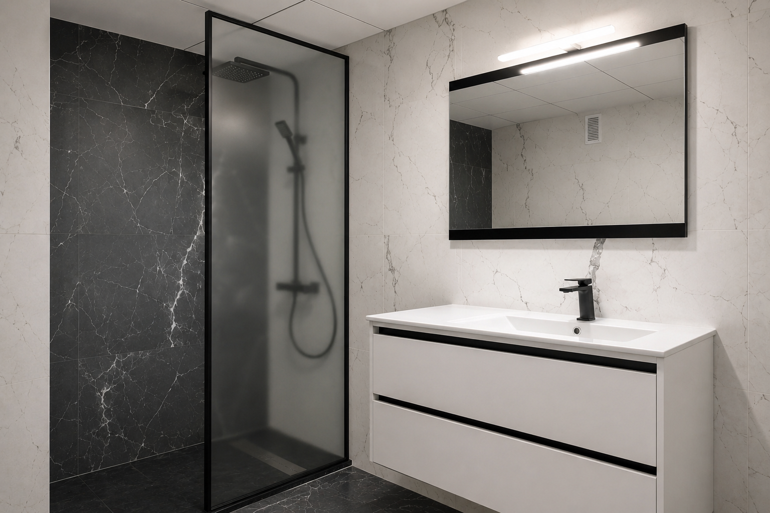 Baño de Casa Yin Yang en blanco y negro con ducha y revestimiento marmoleado