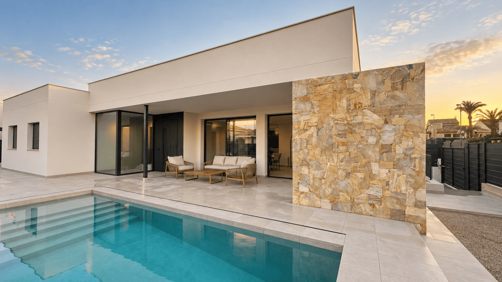Fachada principal de Casa Cielo, vivienda unifamiliar en Los Olivos